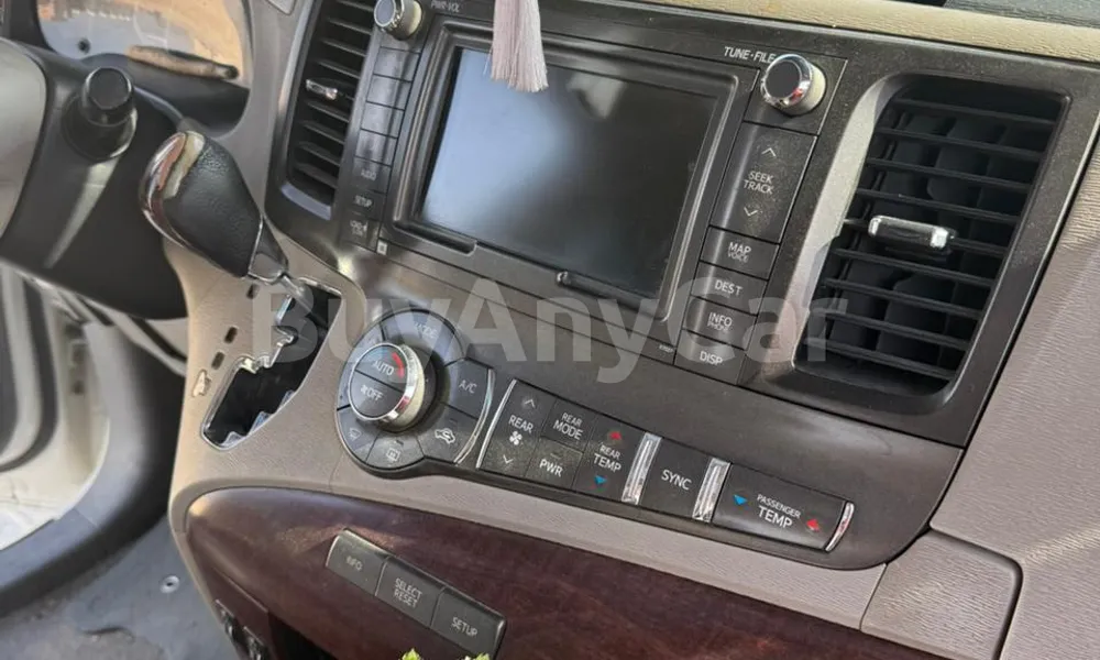 Vehicle photo 3