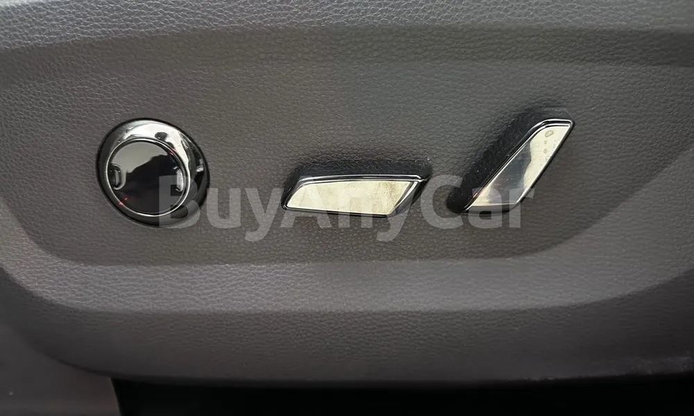 Vehicle photo 13