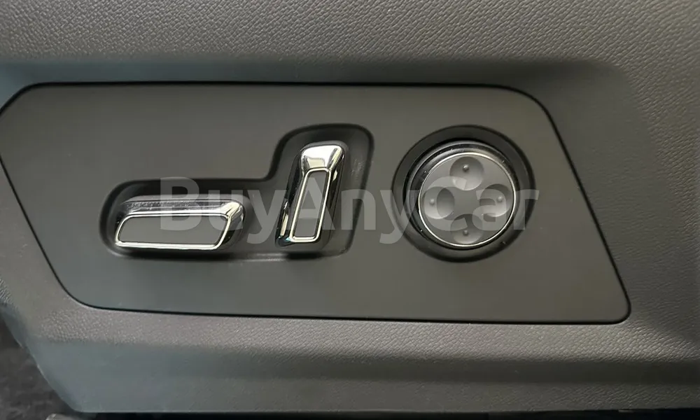Vehicle photo 13