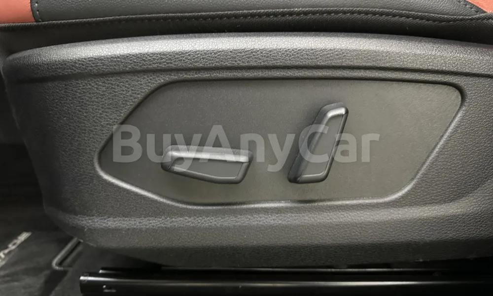 Vehicle photo 13
