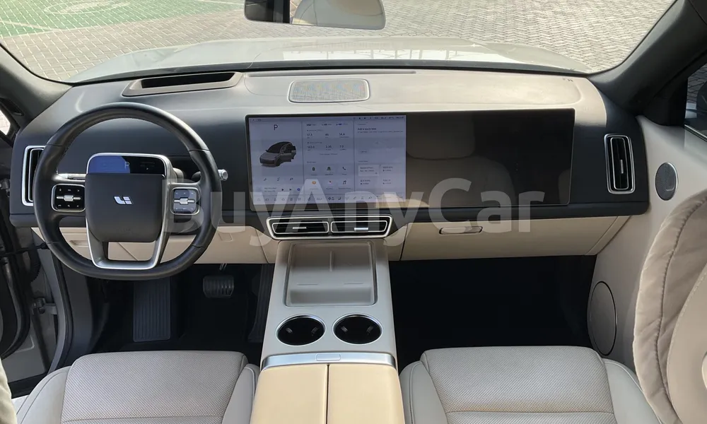 Vehicle photo 8