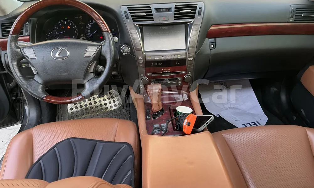 Vehicle photo 9