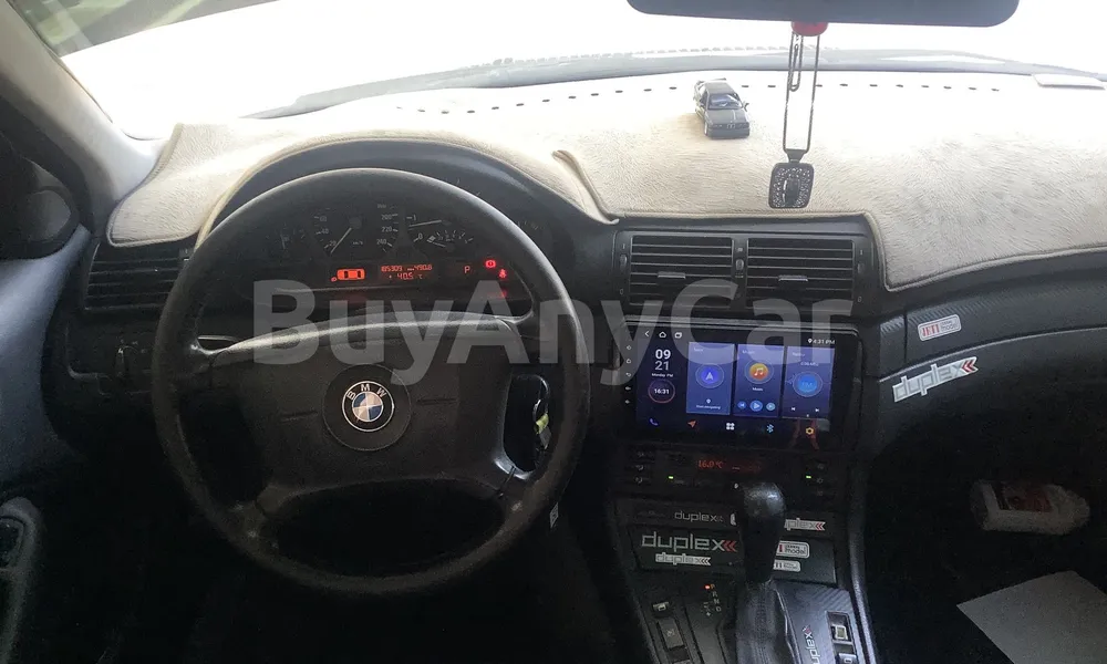 Vehicle photo 8