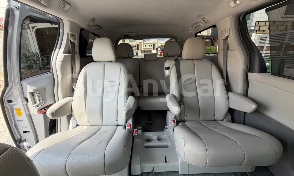 Vehicle photo 4