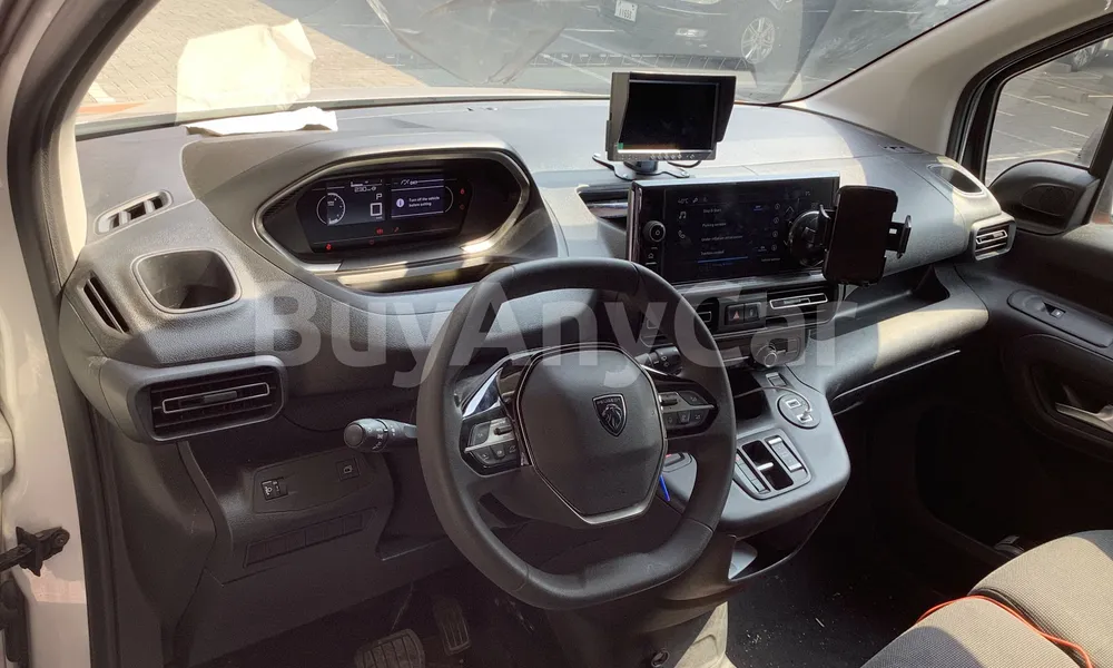Vehicle photo 8