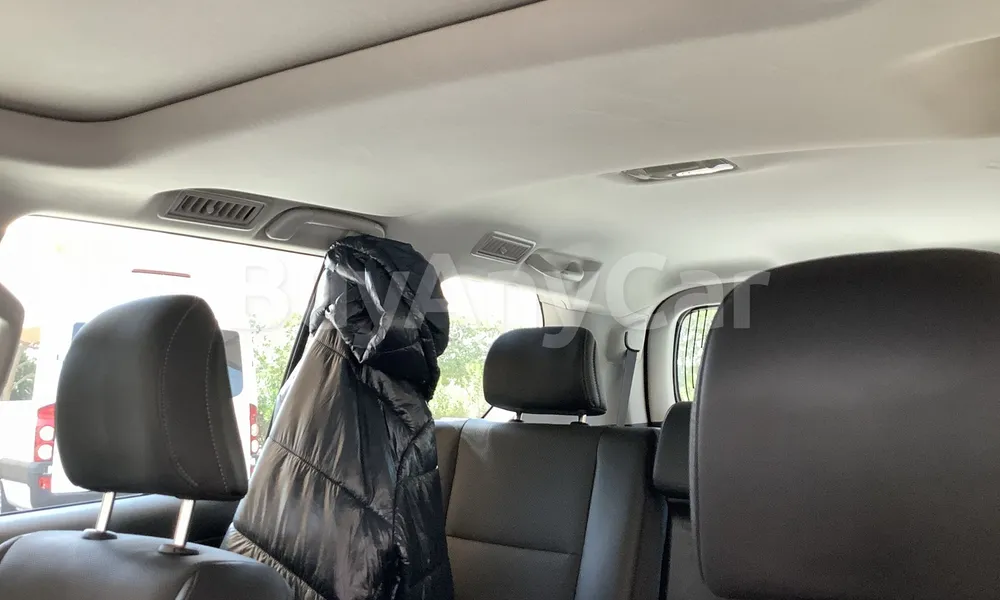 Vehicle photo 9
