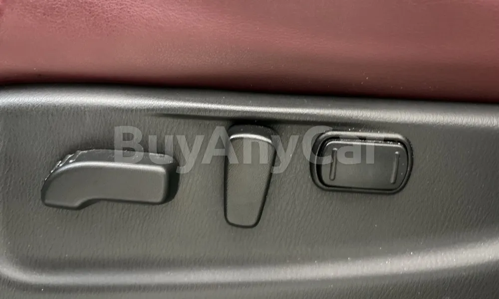 Vehicle photo 12