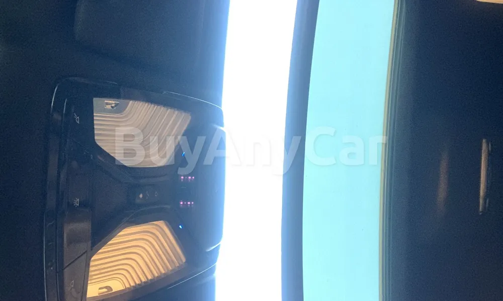 Vehicle photo 9