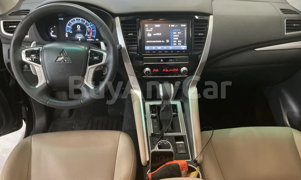 Vehicle photo 10