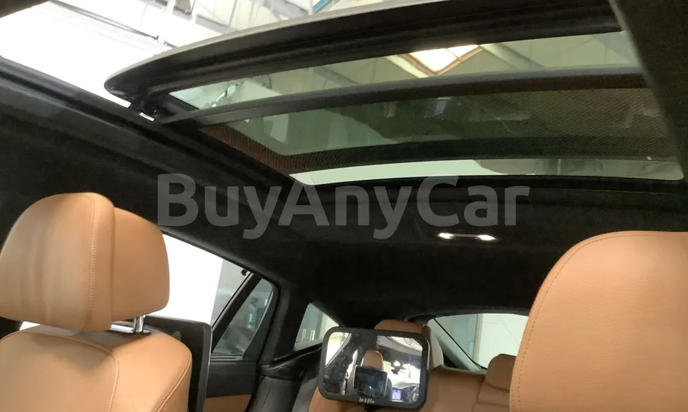 Vehicle photo 9