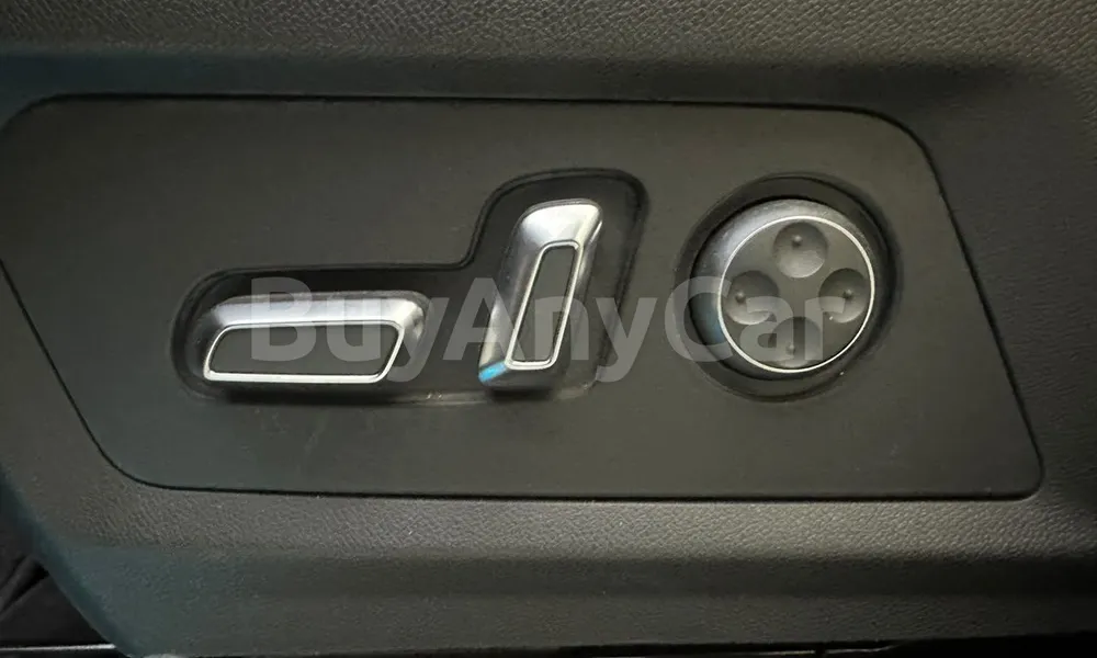 Vehicle photo 13