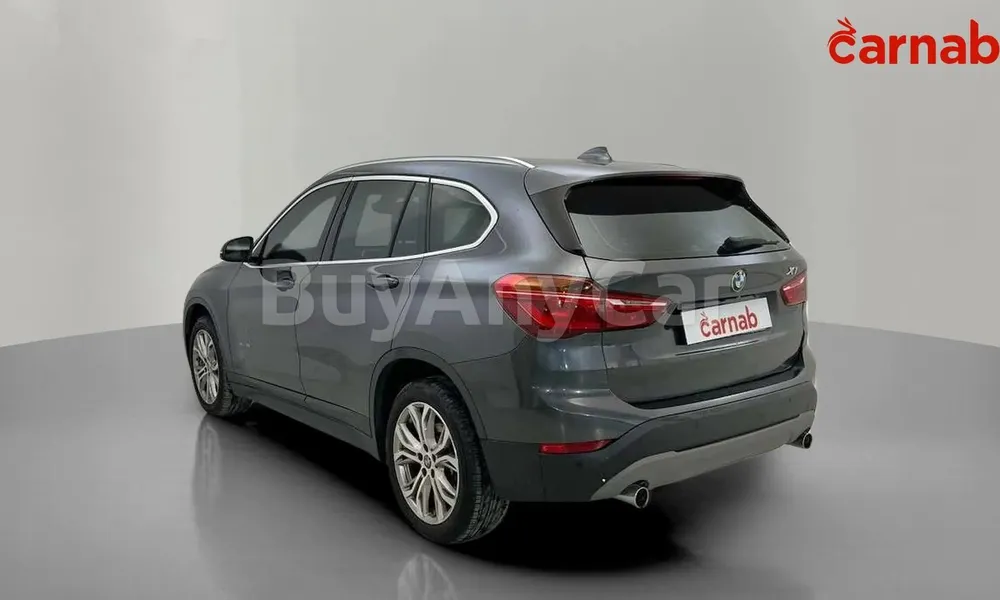 Vehicle photo 8