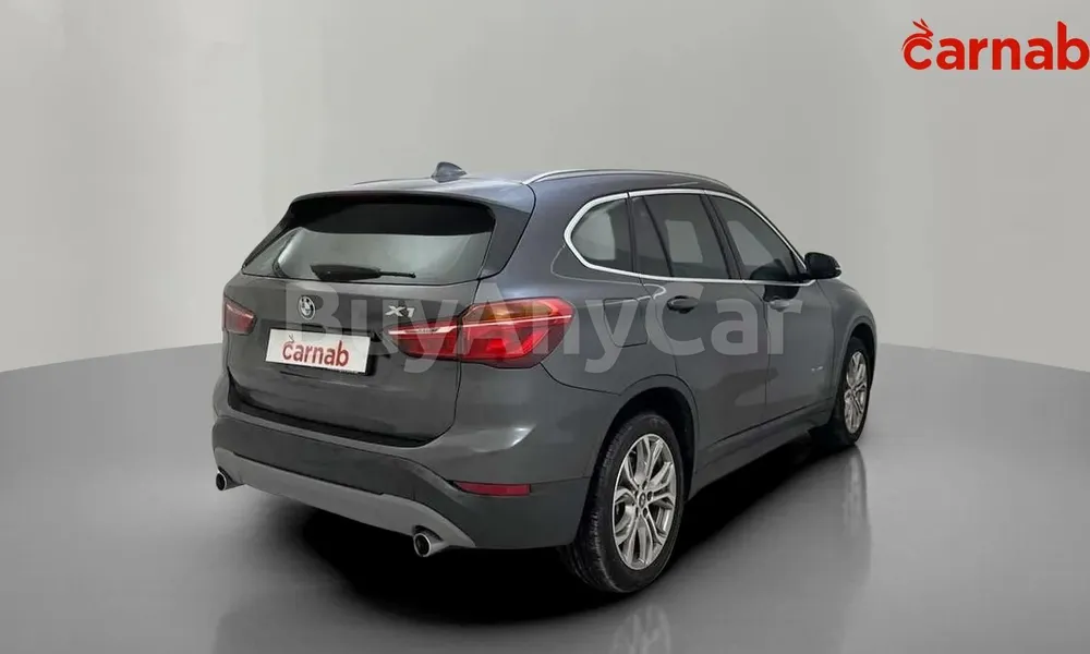 Vehicle photo 9