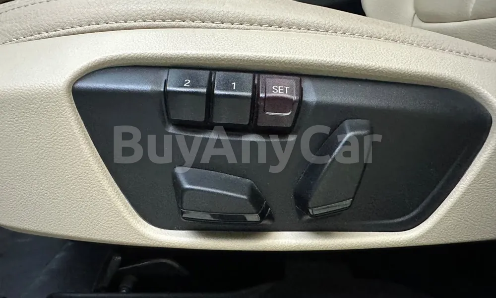 Vehicle photo 14