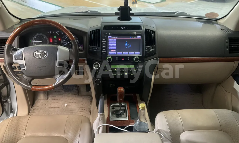Vehicle photo 8