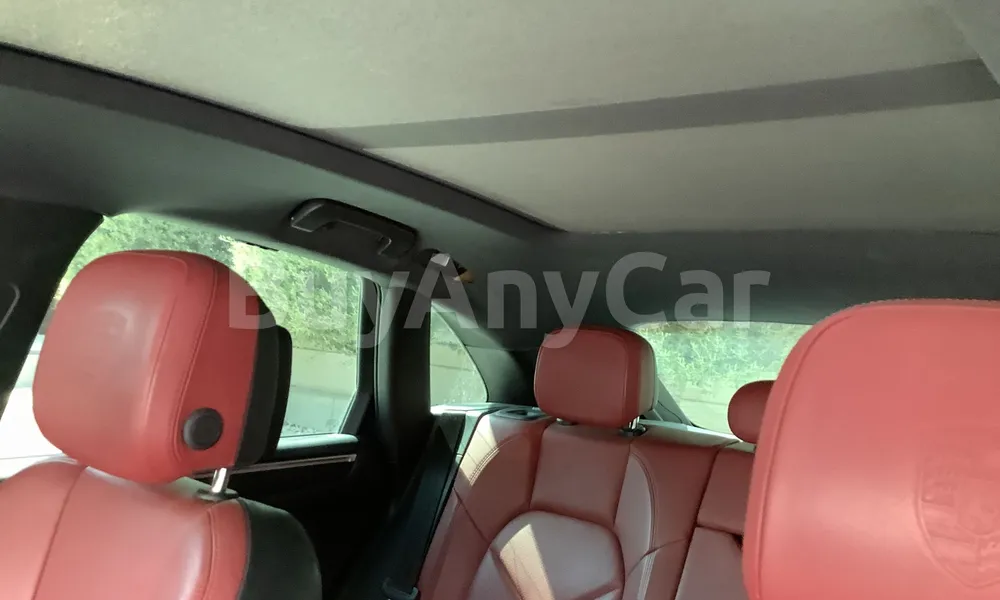 Vehicle photo 9