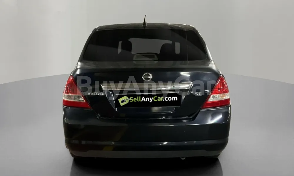 Vehicle photo 2