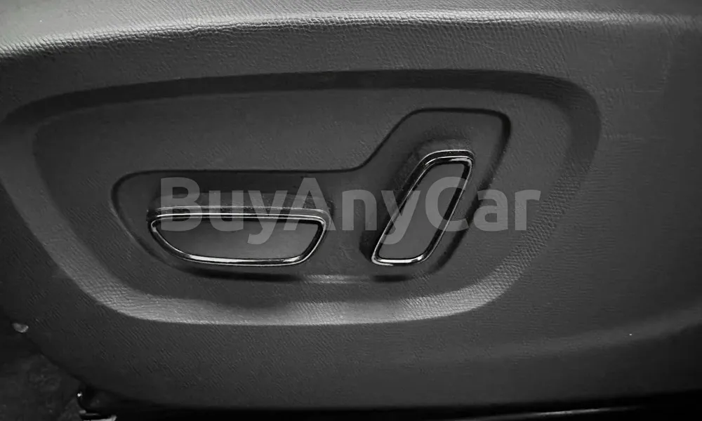 Vehicle photo 11