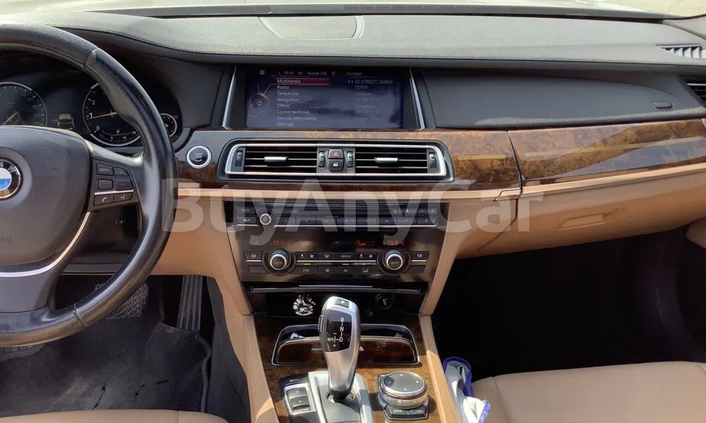 Vehicle photo 9