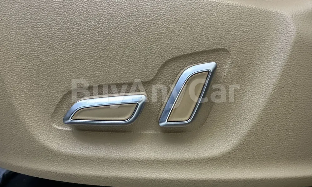 Vehicle photo 12