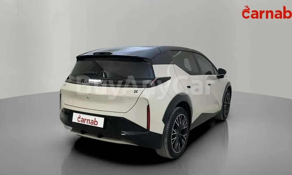 Vehicle photo 9