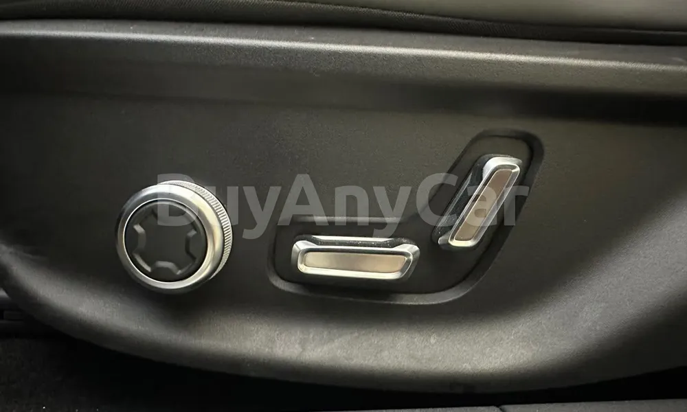 Vehicle photo 12