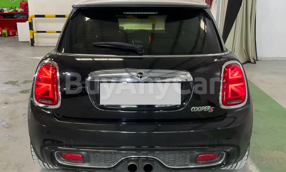 Vehicle photo 2