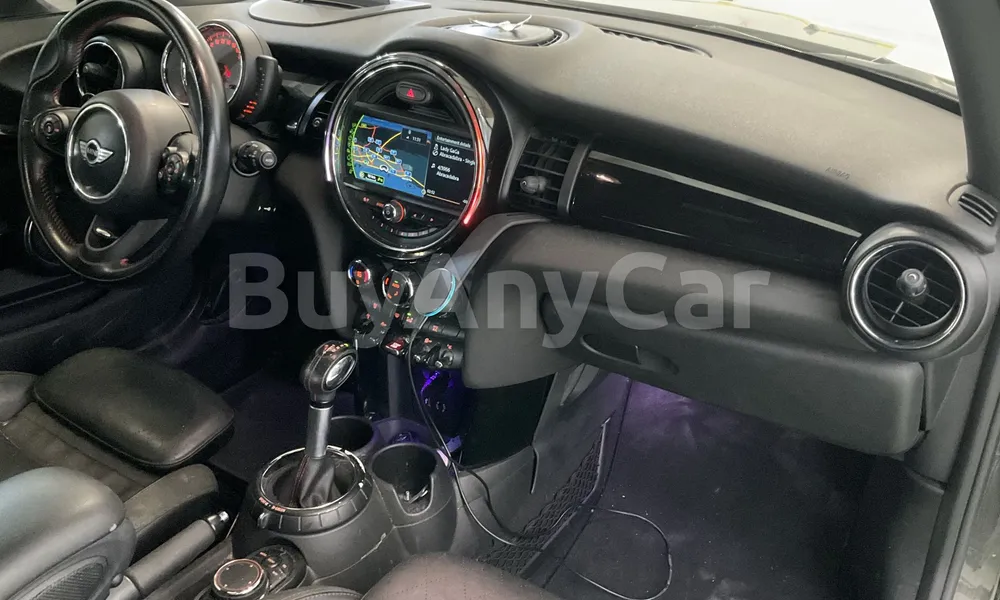 Vehicle photo 9