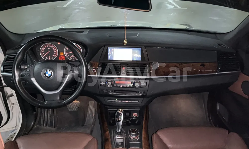 Vehicle photo 9