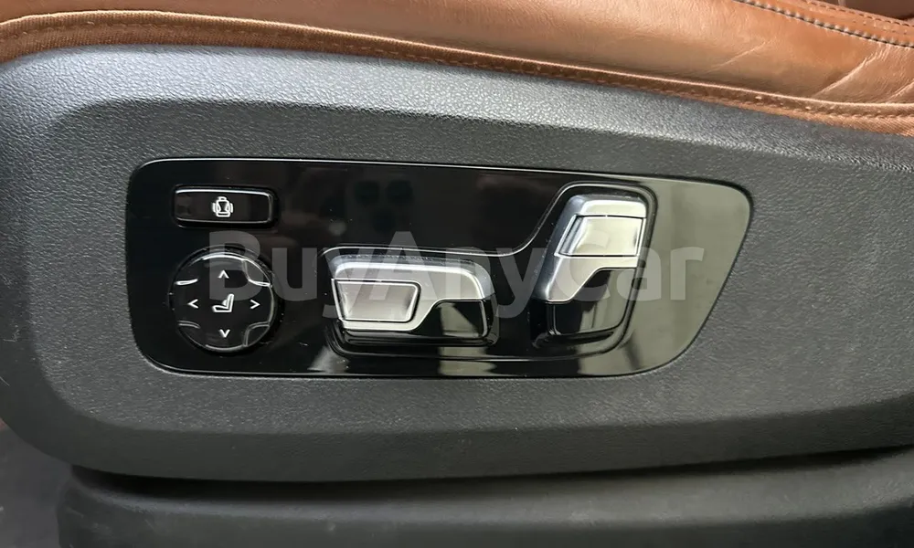 Vehicle photo 13