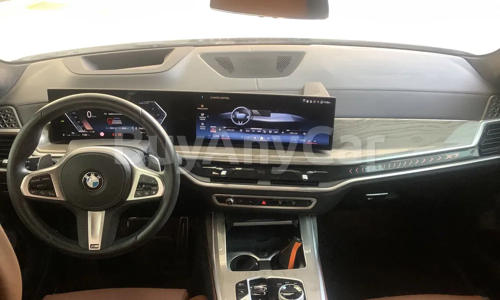 Vehicle photo 9