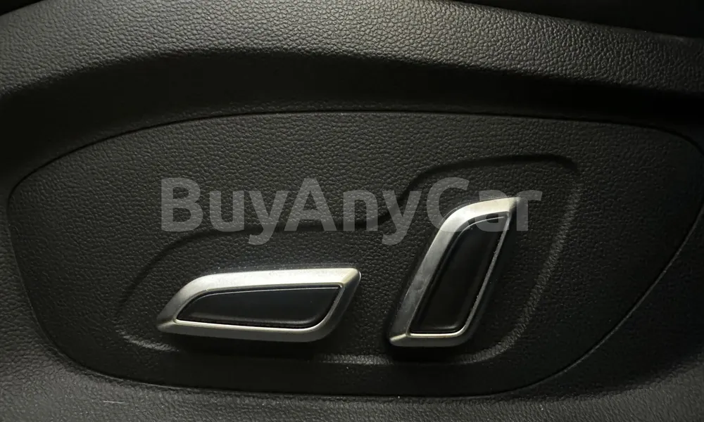Vehicle photo 13