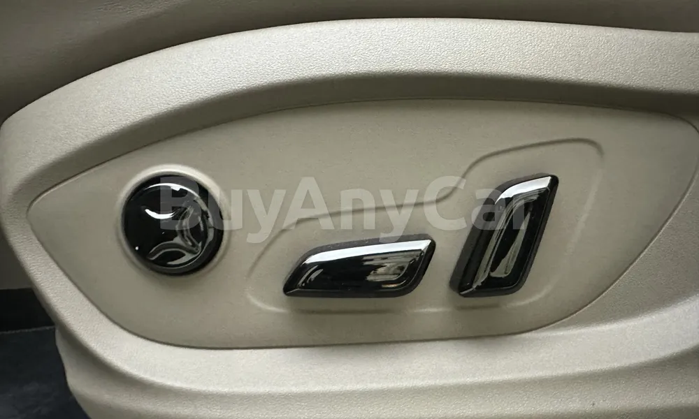 Vehicle photo 12