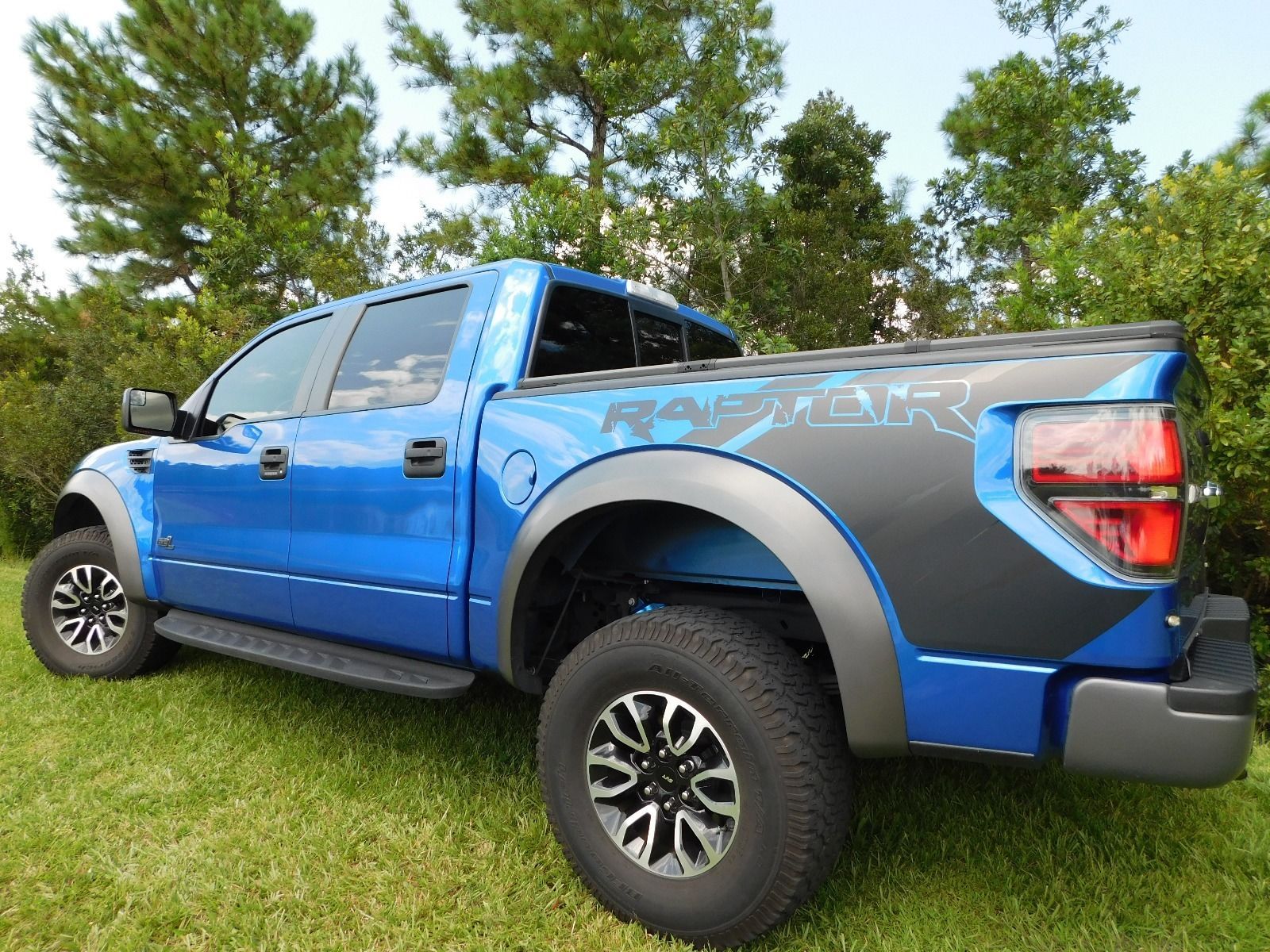 Сайт раптора. Форд Раптор 150 со спаркой. Ford Raptor спарка. Мазда пикап Раптор. Глубина кузова Ford f150 Raptor.