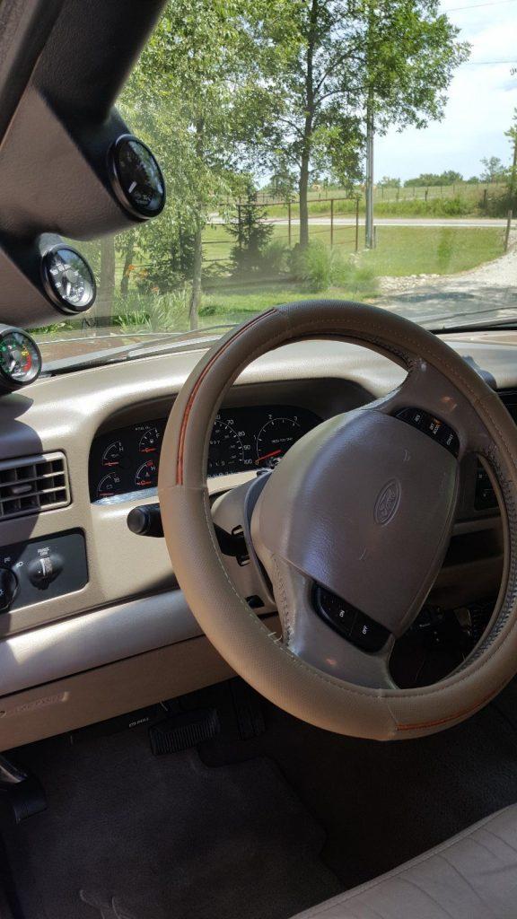 Fresh service 2000 Ford F 350 Lariat pickup