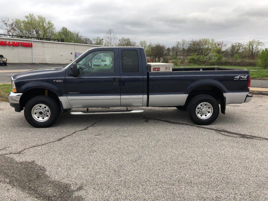 garaged 2002 Ford F 250 XLT pickup