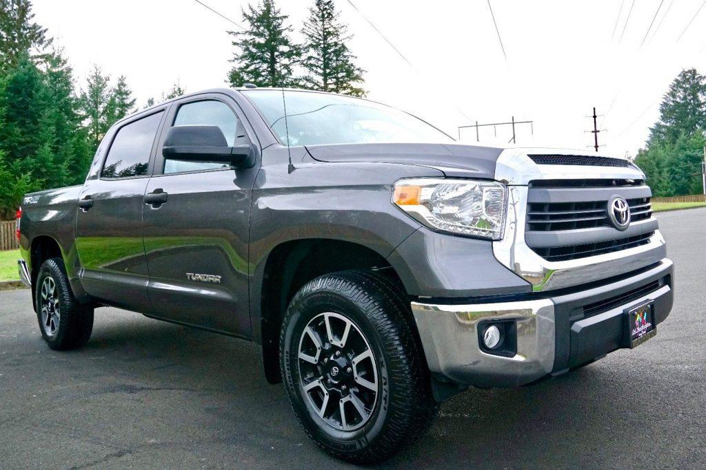 loaded with options 2014 Toyota Tundra SR5 pickup