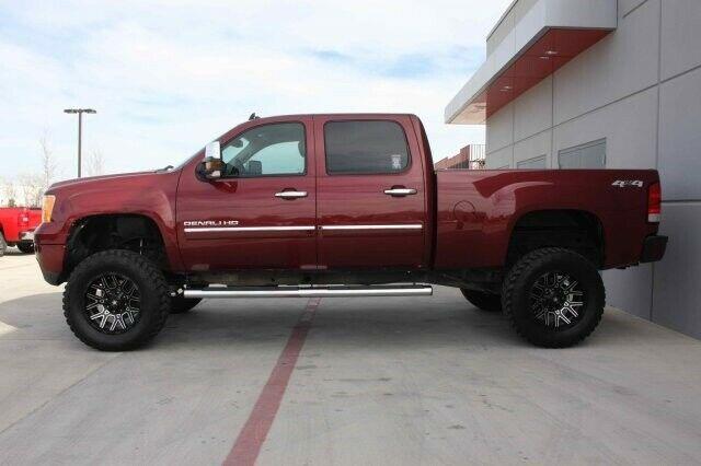 well modified 2014 GMC Sierra 2500 Denali pickup