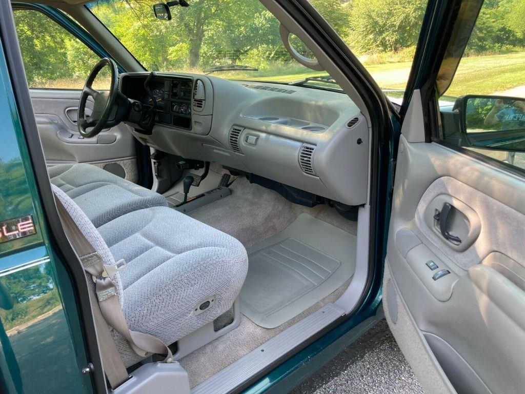 1995 GMC Sierra 1500 SLE Short Bed Regular Cab 4×4 pickup [excellent shape]