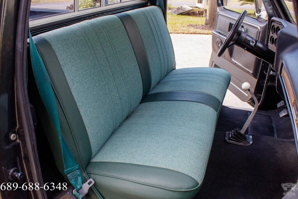 1977 Chevrolet C-10 Shortbed / 5.0L 305 V8 4-Spd