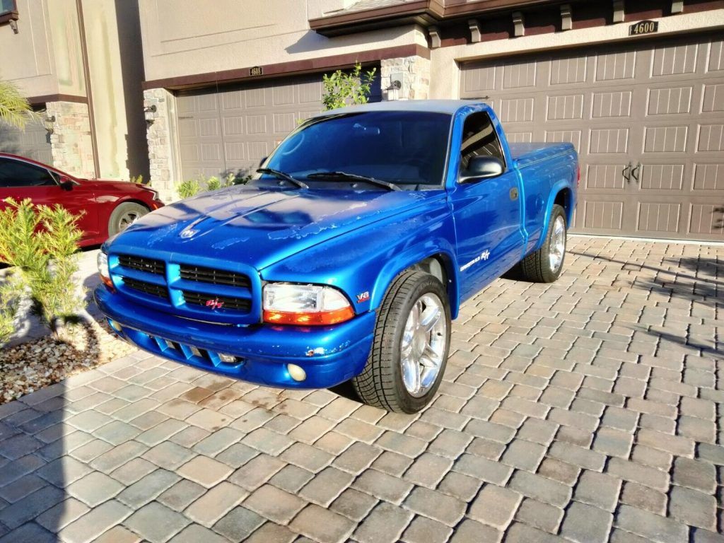 Mostly stock 2000 Dodge Dakota R/T pickup [small dents]