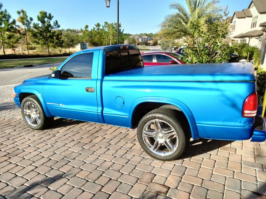 Mostly stock 2000 Dodge Dakota R/T pickup [small dents]