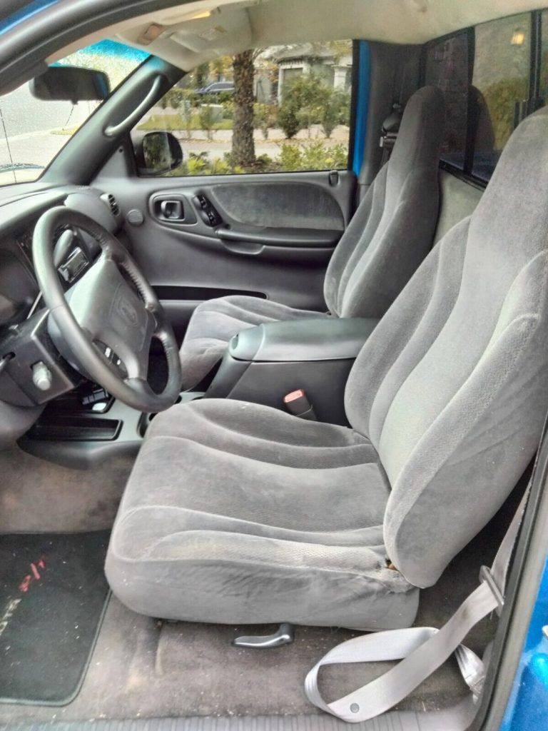 Mostly stock 2000 Dodge Dakota R/T pickup [small dents]