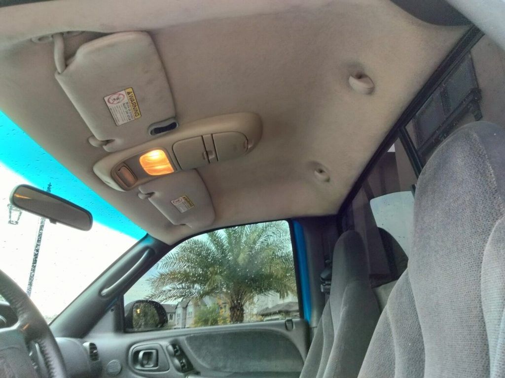 Mostly stock 2000 Dodge Dakota R/T pickup [small dents]