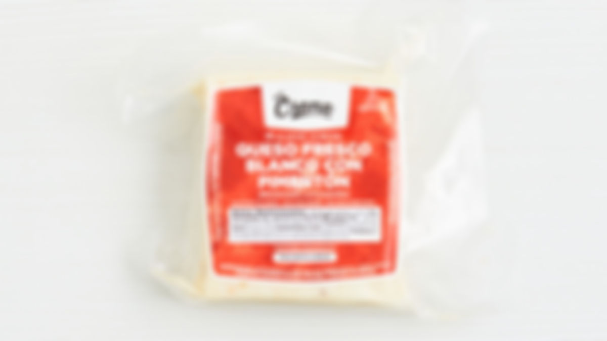 Fresh white cheese with paprika, De la Crema