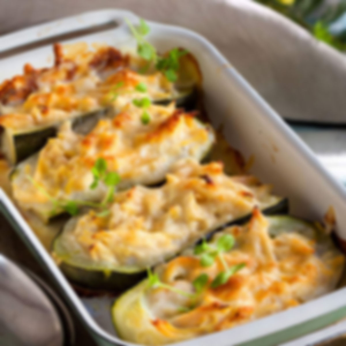 Canoas de calabacín rellenas de pollo y queso