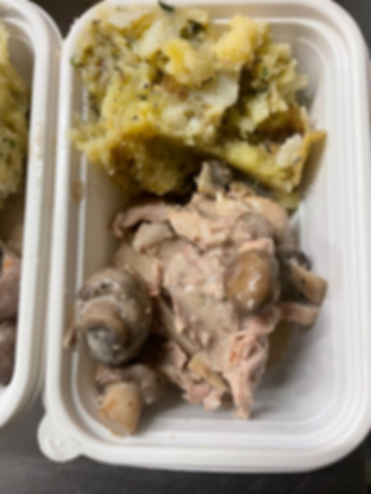 Chuletas de cerdo en crema de setas y papas majadas al estilo criollo