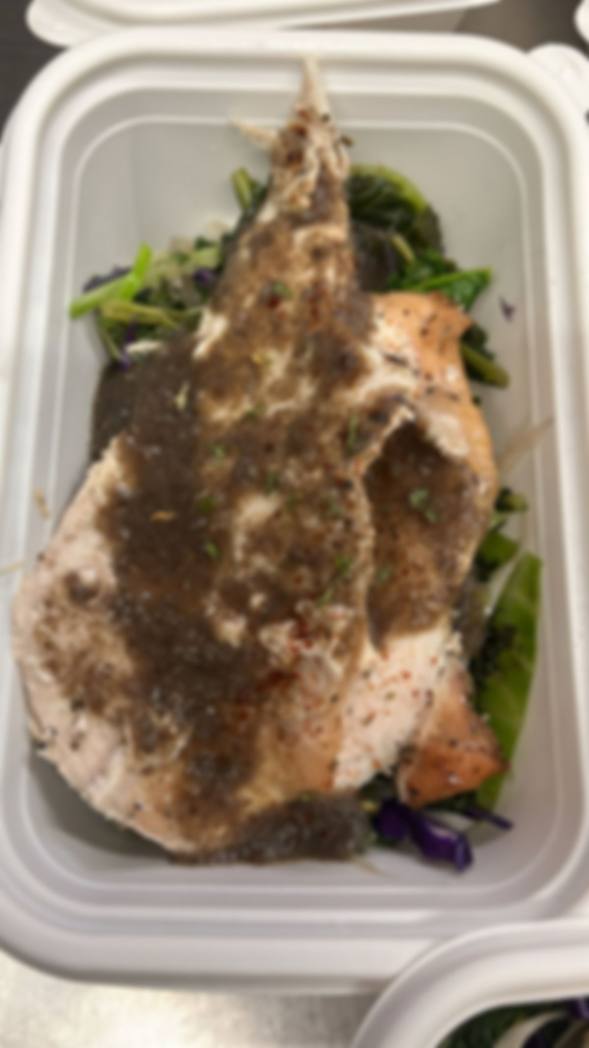 Pechuga en salsa de setas sobre kale salteado