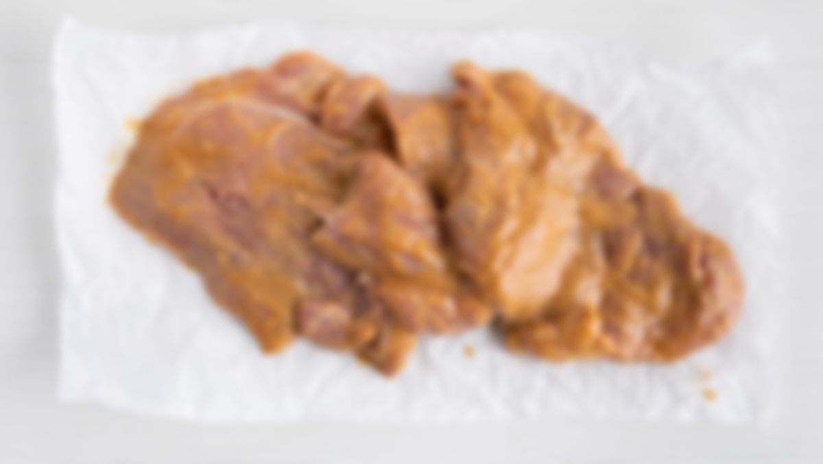 Chuletas sin hueso marinadas en maní y ajonjolí