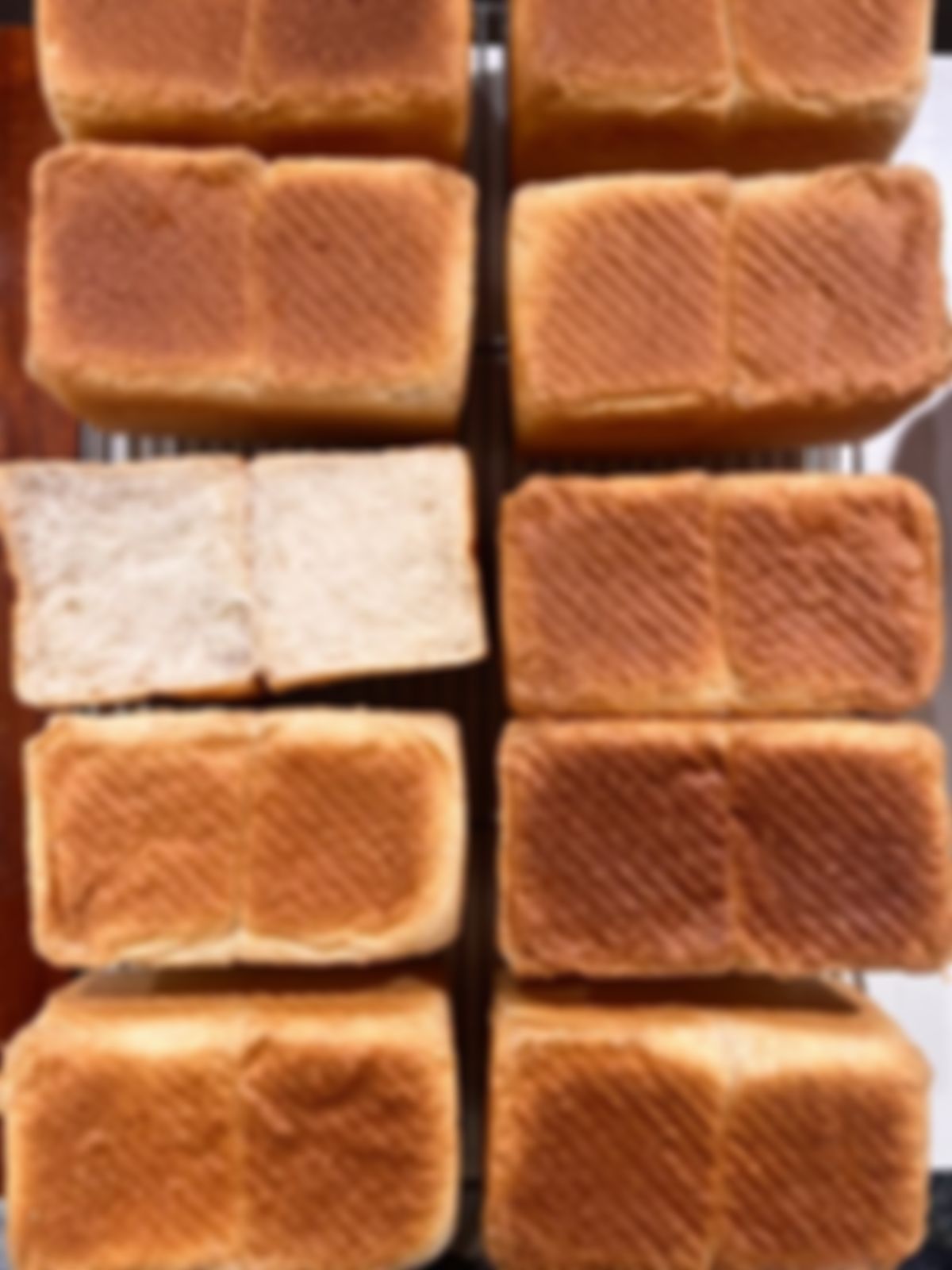  El pan de leche japonés, también llamado pan de leche de Hokkaido o simplemente pan de leche en fuentes inglesas, es un pan blanco suave que se vende comúnmente en las panaderías asiáticas, particularmente las japonesas.